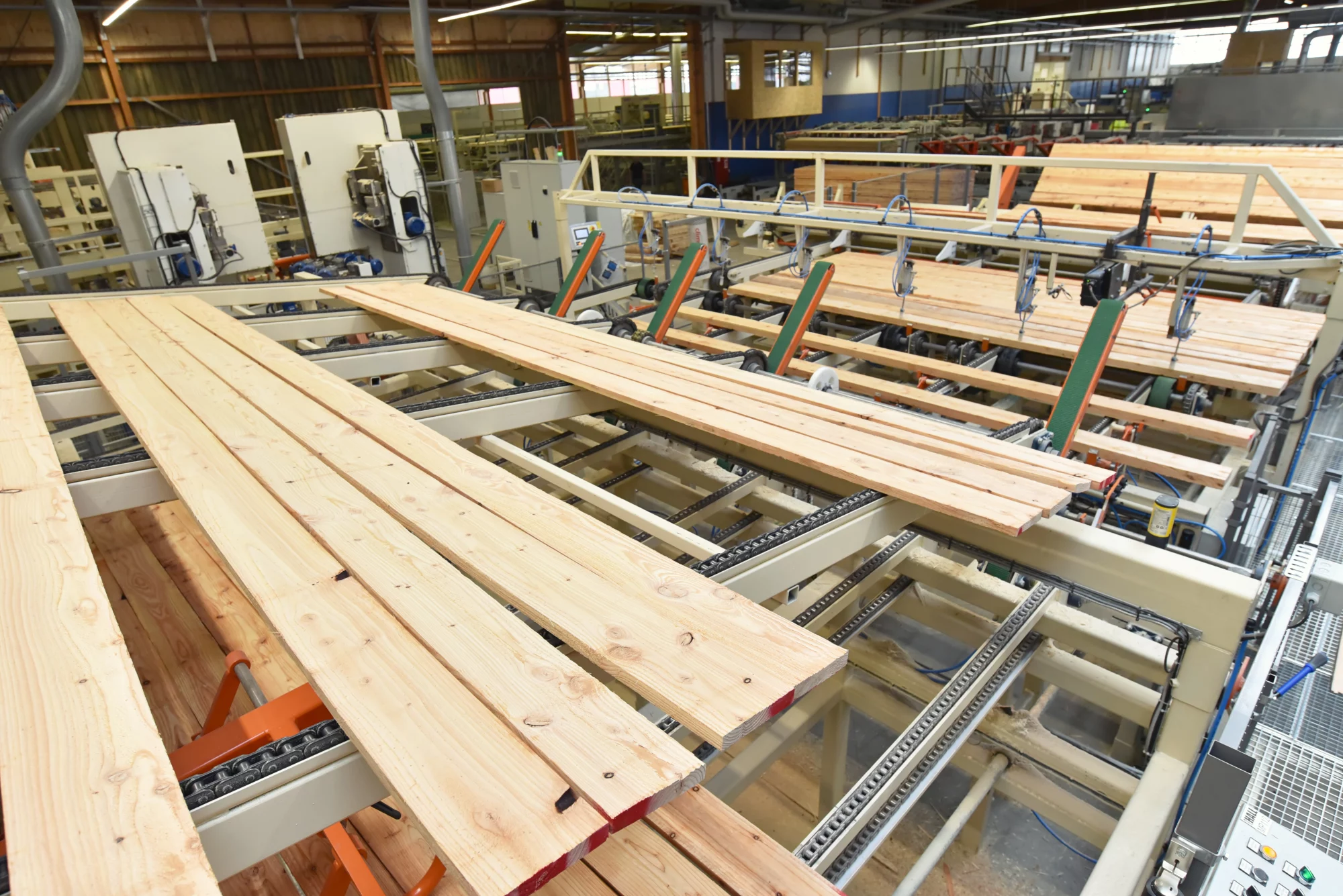 Sägewerk- Produktion von Holzbrettern – sägen und hobel am fliessband mit modernen Maschinen // Sawmill – production of wooden boards – sawing and planing on assembly line with modern machines